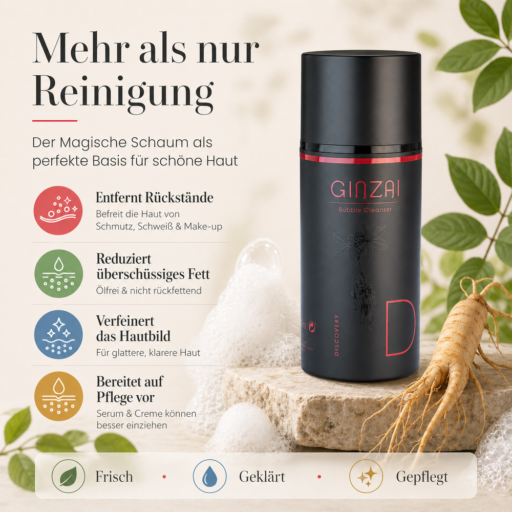 chwarze GINZAI Bubble Cleanser Flasche auf Natursteinblock mit frischer Ginsengwurzel und weißem Schaum. Überschrift: „Mehr als nur Reinigung – Der Magische Schaum als perfekte Basis für schöne Haut". Vier Wirkungshinweise: „Entfernt Rückstände – Befreit die Haut von Schmutz, Schweiß & Make-up"; „Reduziert überschüssiges Fett – ölfrei & nicht rückfettend"; „Verfeinert das Hautbild – für glattere, klarere Haut"; „Bereitet auf Pflege vor – Serum & Creme können besser einziehen". Unten: Frisch ·